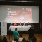 Martin Palúch, Lenka Vargová Jurková, Ján Kováčik, Jaroslav Polaček, Juraj Čurný – Tlačová konferencia – panel a kameramani v sále, DKC Veritas, Košice. © IFF Art Film 2026, Peter Stas Martin Palúch, Lenka Vargová Jurková, Ján Kováčik, Jaroslav Polaček, Juraj Čurný – Tlačová konferencia – panel a kameramani v sále, DKC Veritas, Košice. © IFF Art Film 2026, Peter Stas