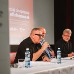 Novinári v hľadisku počas tlačovej konferencie, DKC Veritas, Košice. © IFF Art Film 2026, Peter Stas Novinári v hľadisku počas tlačovej konferencie, DKC Veritas, Košice. © IFF Art Film 2026, Peter Stas