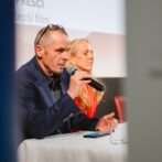 Martin Palúch hovorí do mikrofónu, vedľa Lenka Vargová Jurková, DKC Veritas, Košice. © IFF Art Film 2026, Peter Stas Martin Palúch hovorí do mikrofónu, vedľa Lenka Vargová Jurková, DKC Veritas, Košice. © IFF Art Film 2026, Peter Stas