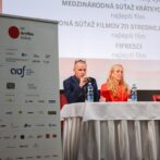 Martin Palúch hovorí do mikrofónu, vedľa Lenka Vargová Jurková, DKC Veritas, Košice. © IFF Art Film 2026, Peter Stas Martin Palúch hovorí do mikrofónu, vedľa Lenka Vargová Jurková, DKC Veritas, Košice. © IFF Art Film 2026, Peter Stas