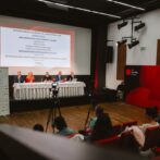 Martin Palúch, Lenka Vargová Jurková, Ján Kováčik, Jaroslav Polaček, Juraj Čurný – Panel počas predstavenia programu, sála DKC Veritas. © IFF Art Film 2026, Peter Stas Martin Palúch, Lenka Vargová Jurková, Ján Kováčik, Jaroslav Polaček, Juraj Čurný – Panel počas predstavenia programu, sála DKC Veritas. © IFF Art Film 2026, Peter Stas